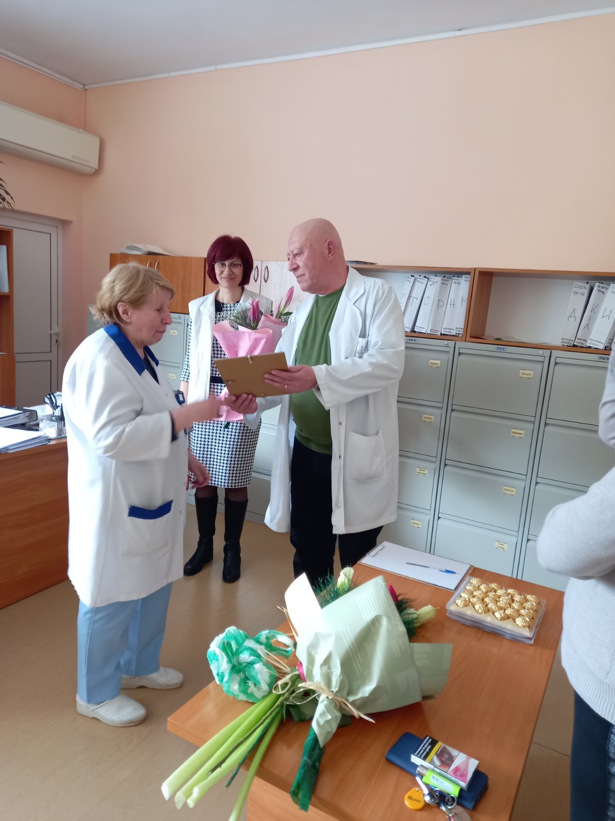 Пенсионира се обичана старша медицинска сестра от УМБАЛ-Бургас